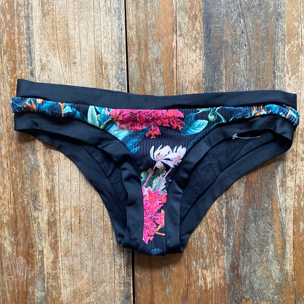 NWOT Body Glove ribbed bikini bottoms